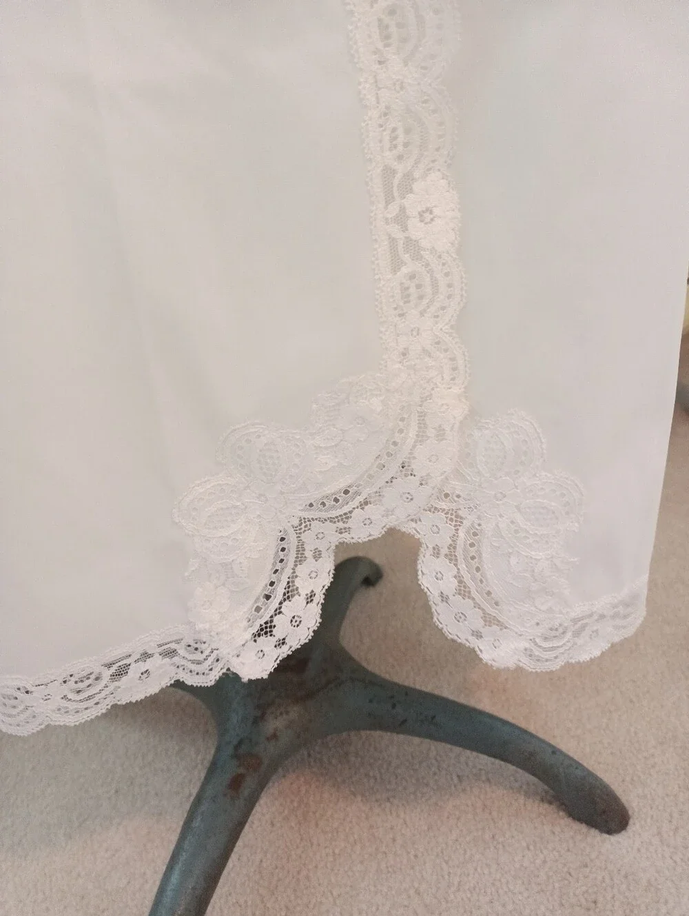 VINTAGE UNWORN "SHADOWLINE" LONG HALF SLIP W/ STUNNING BACK LACE TRIMMED SLIT! - Picture 4 of 11